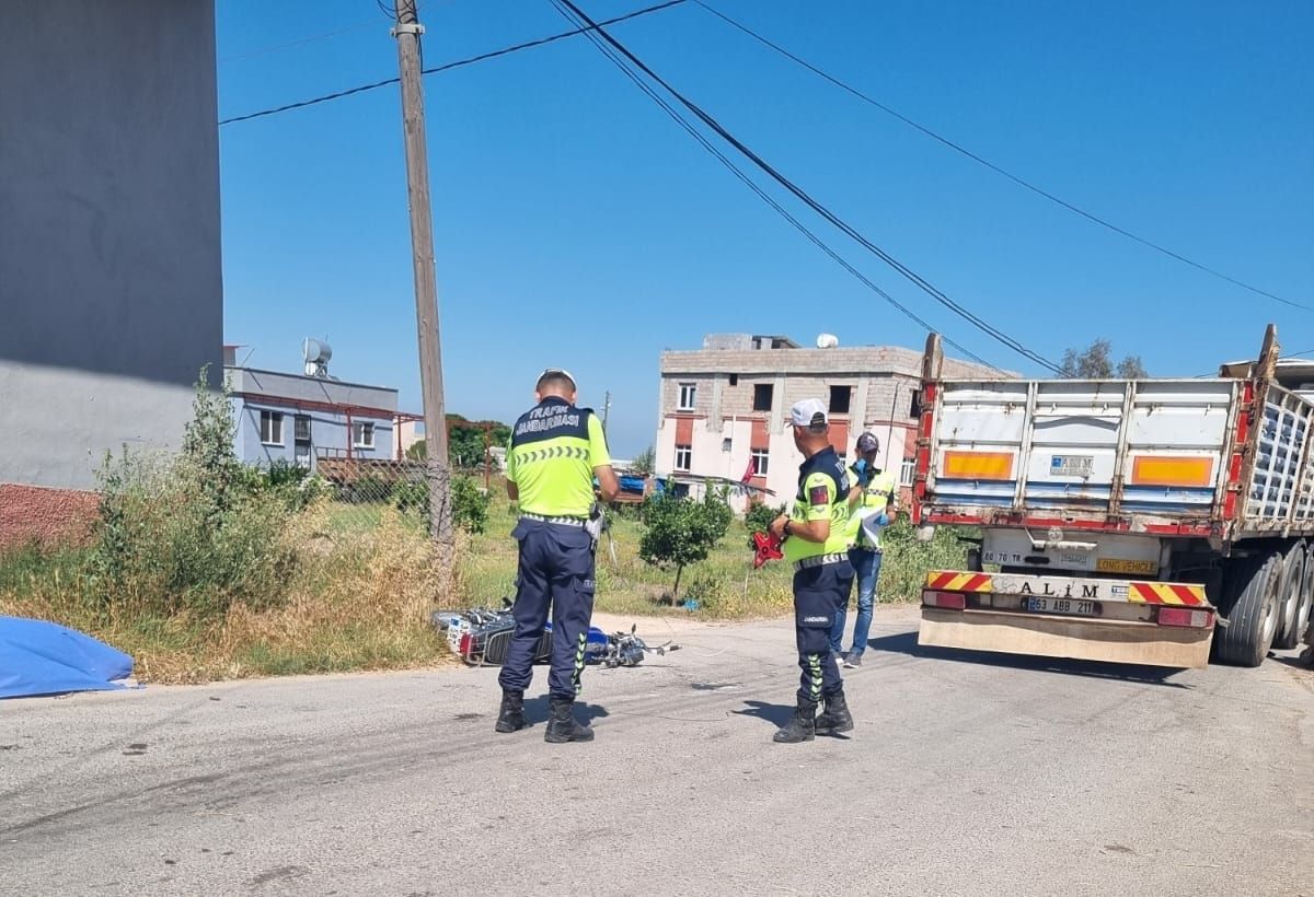 Kamyonla çarpışan motosikletin sürücüsü öldü; kaza kamerada