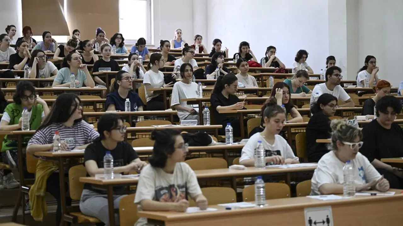 YKS'de hangi eşyalar içeri alınmıyor? YKS'De Saat, kemer, gözlük, su, oje yasak mı?