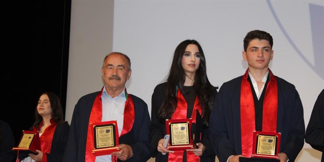 Emekli öğretmenin azmi! 79 yaşında avukat oldu
