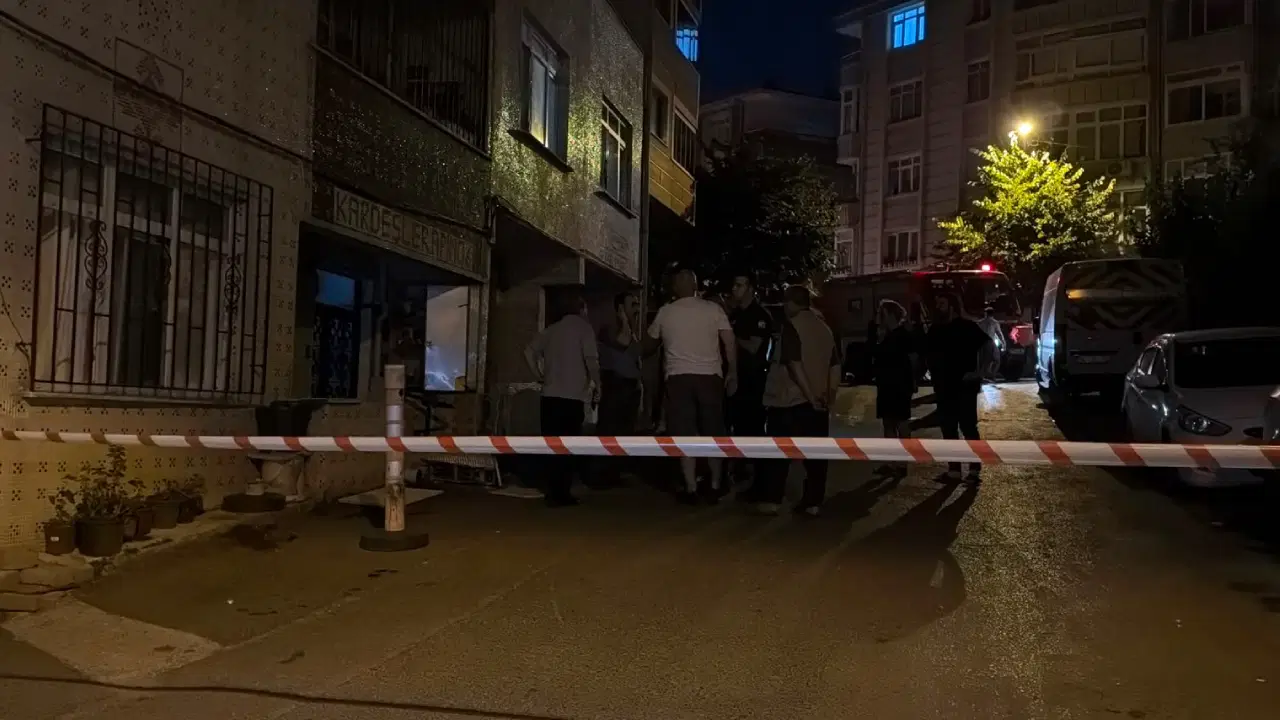 Gaziosmanpaşa’da kayan otomobil doğal gaz kutusuna çarptı: Bina tahliye edildi