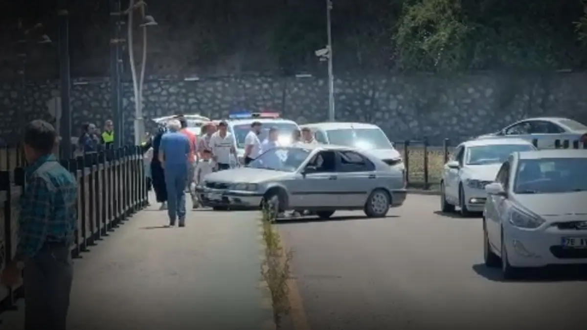 Aracını olay yerinde bırakıp kaçtı: Kaldırımdaki yayaya çarpan firari sürücü her yerde aranıyor