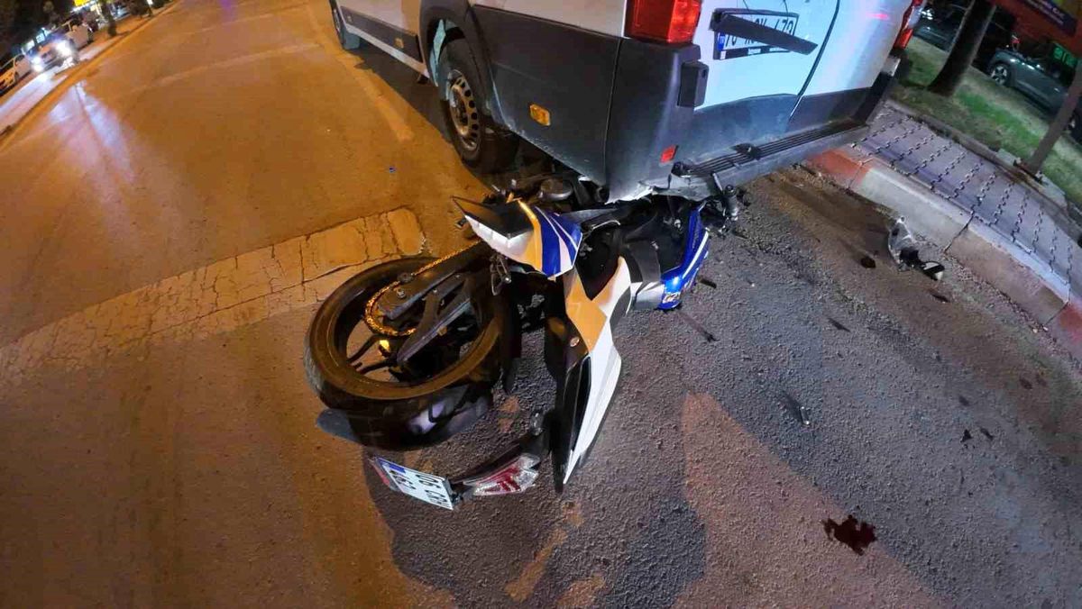 Motosiklet sürücüsünün ölümden döndüğü kaza kamerada