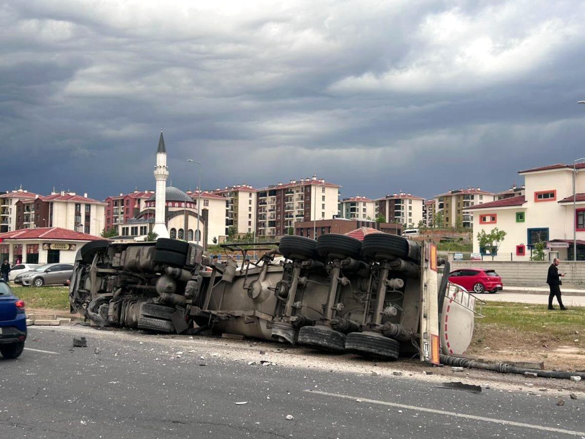 Silobas ile otomobil çarpıştı: 2 yaralı