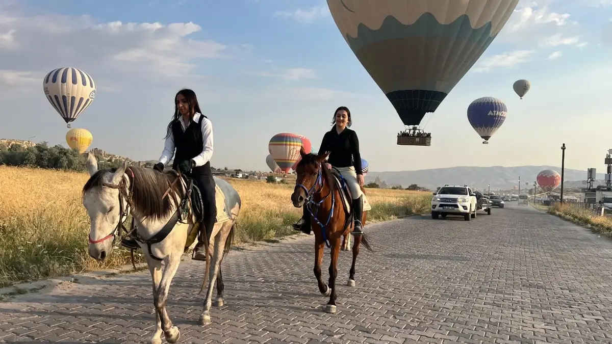 Kapadokya'da balonlar eşliğinde at turu! Festival ikinci gününde ilgi gördü