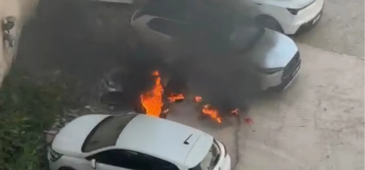 Antalya'da park halindeki motosiklet alev aldı! Diğer araçlar yanmasın diye canını hiçe saydı