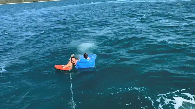 Deniz yatağıyla sürüklenen çocuk, Sahil Güvenlik tarafından kurtarıldı