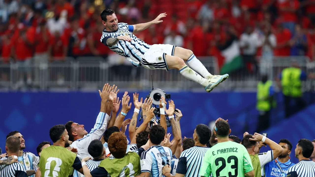 Maç bitti, Messi ağladı: Rekor kırdığı gecede arkadaşları teselli etti!