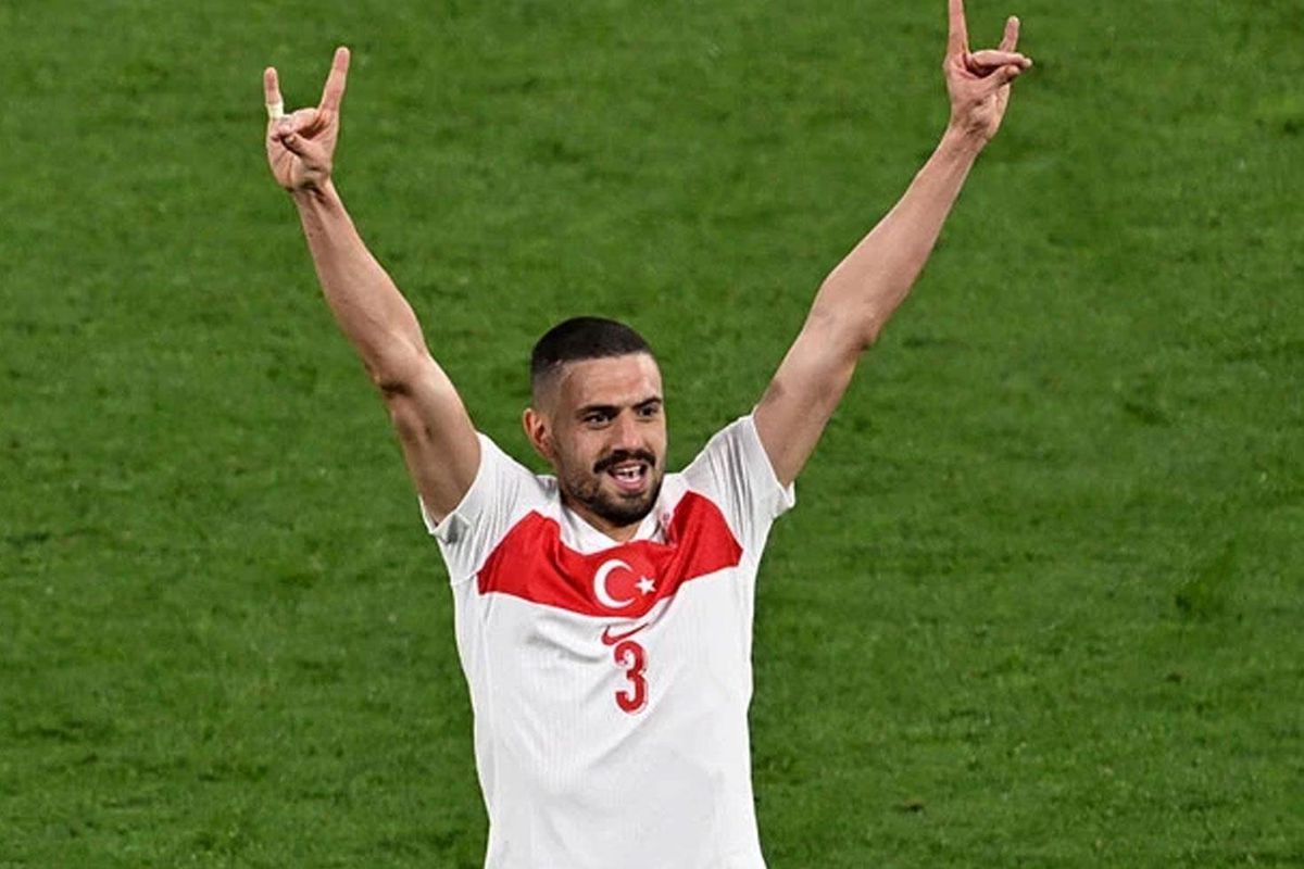 Hakan Safi'nin Merih Demiral ile el sıkıştığı ücret ortaya çıktı