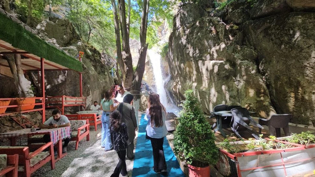 Nehri Şelalesi ziyaretçi akınına uğruyor