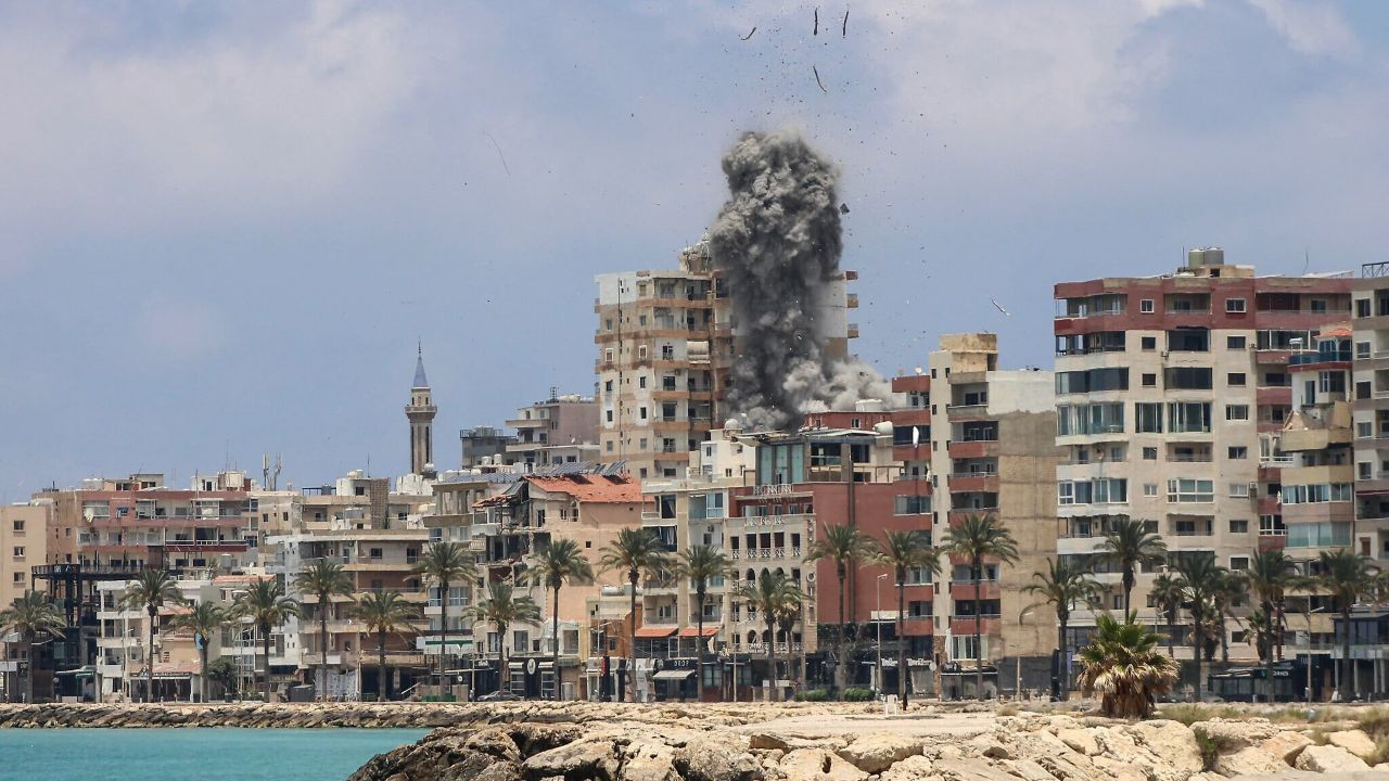 İsrail ordusu Lübnan'ı bombalamaya devam ediyor