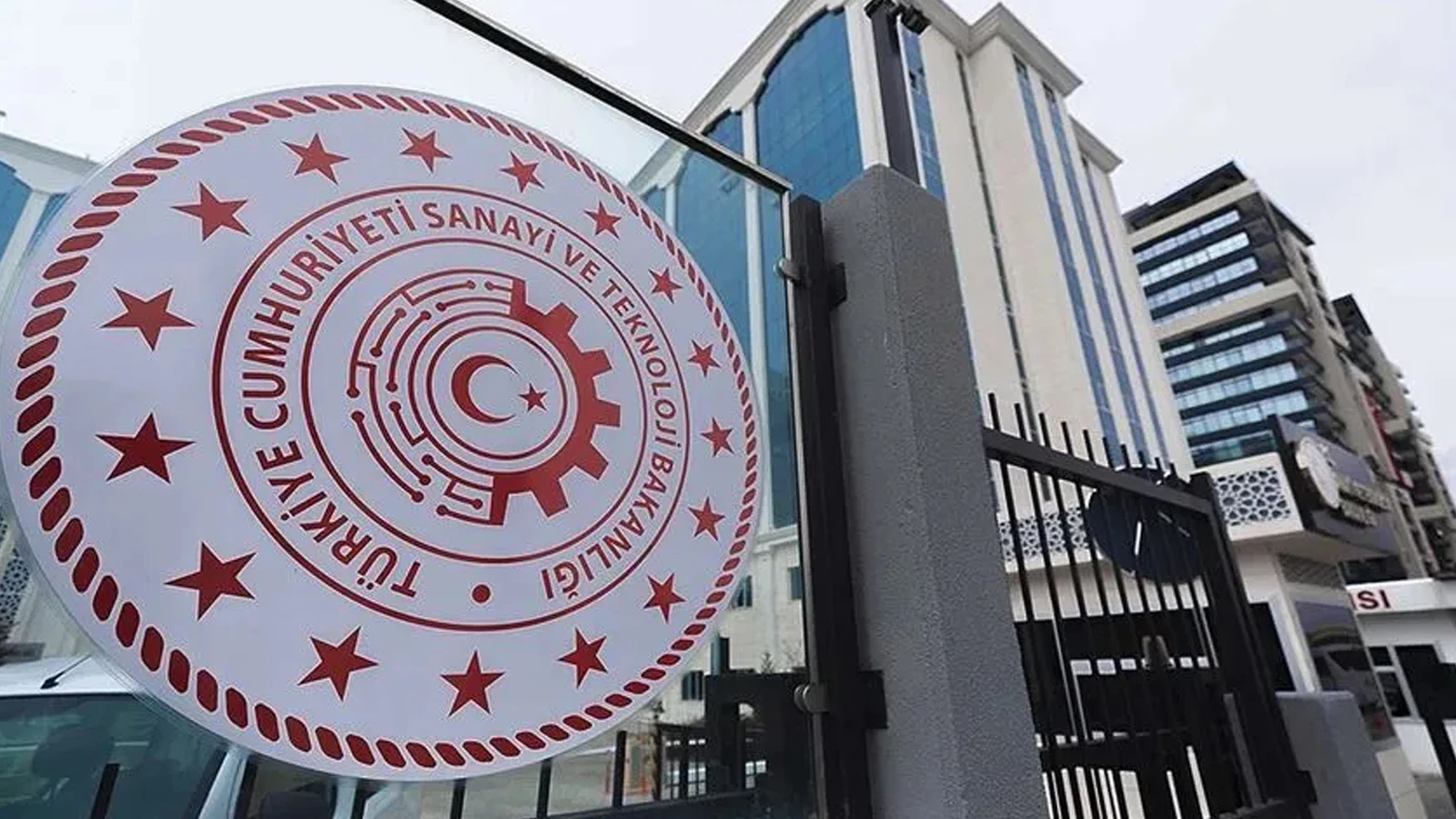 Sanayi ve Teknoloji Bakanlığına 23 uzman yardımcısı alınacak