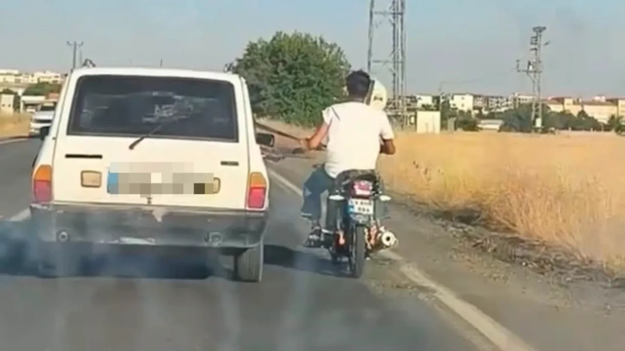 Otoyolda tehlikeli anlar: Otomobilin emniyet kemerine tutunarak yolculuk yaptı