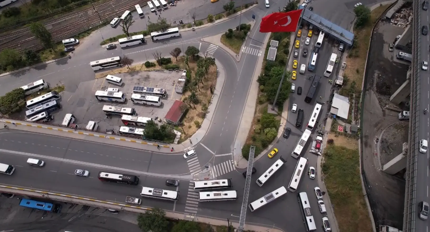 Milyonlarca öğrenci karnelerini aldı! Otogarlarda yaz tatili yoğunluğu