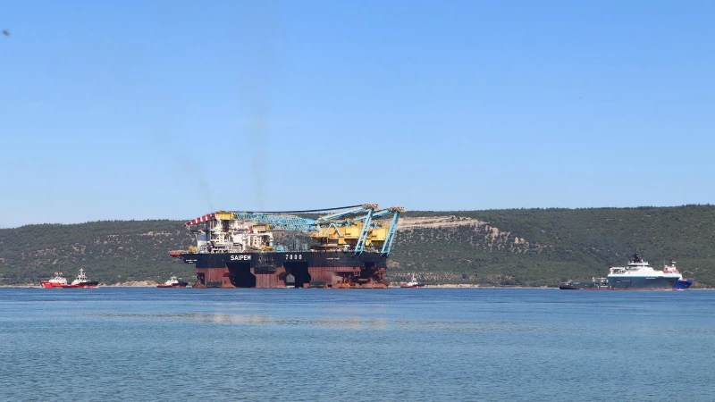 Dünyanın en büyük üçüncü vinç gemisi Çanakkale Boğazı'ndan geçti