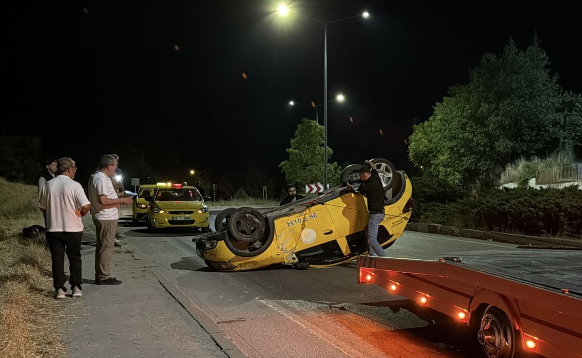 Eskişehir'de takla atan taksideki 2 yolcu yaralandı