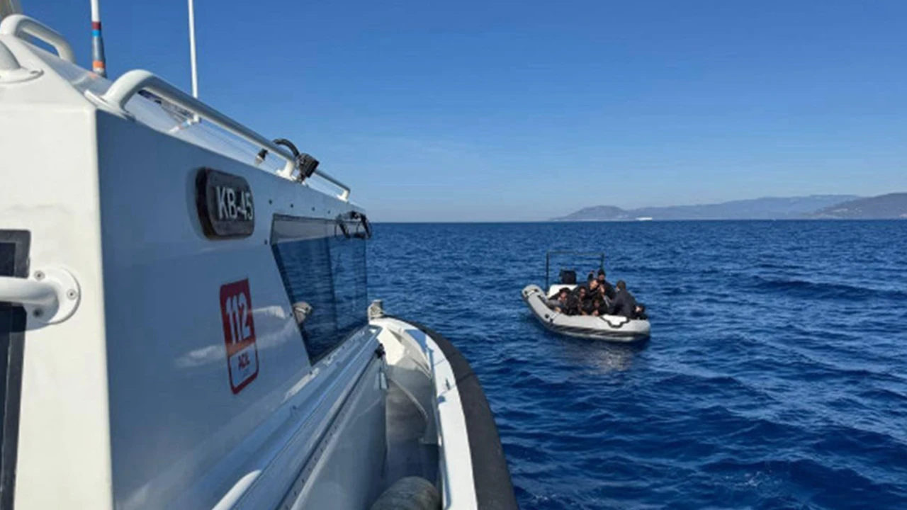 İzmir açıklarında 18 düzensiz göçmen yakalandı
