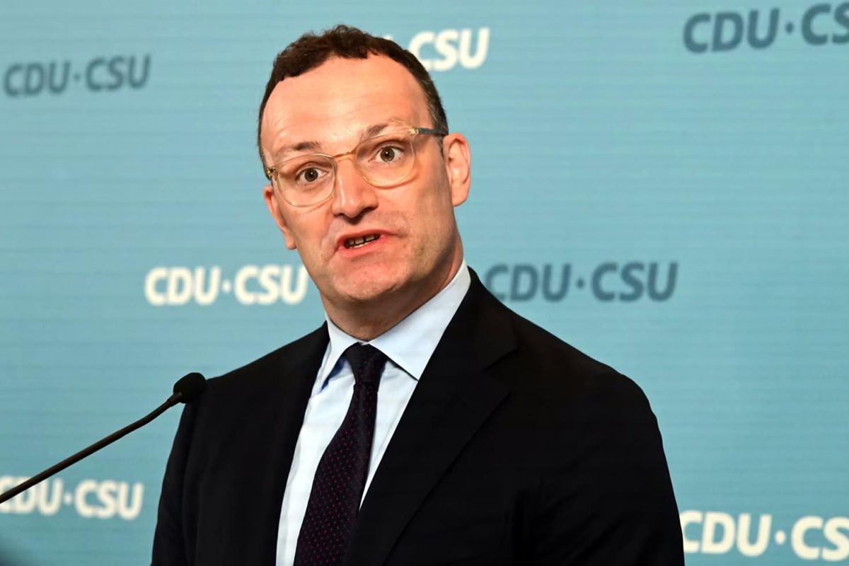 Alman eşcinsel siyasetçi, taşıyıcı anne yoluyla çocuk sahibi oldu, baskıların ardından istifa etti