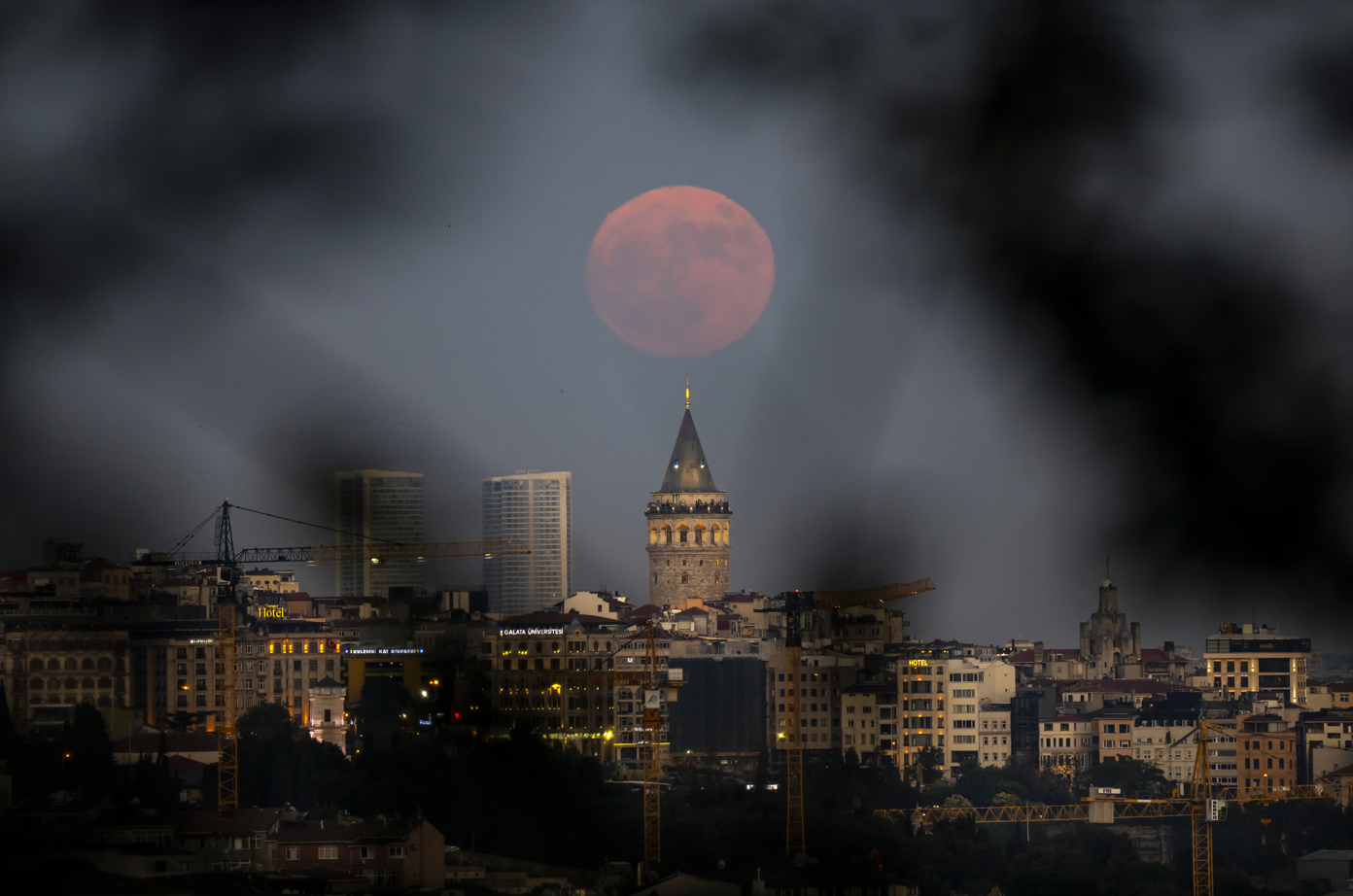 "Çilek Dolunayı" İstanbul manzarasıyla birleşti