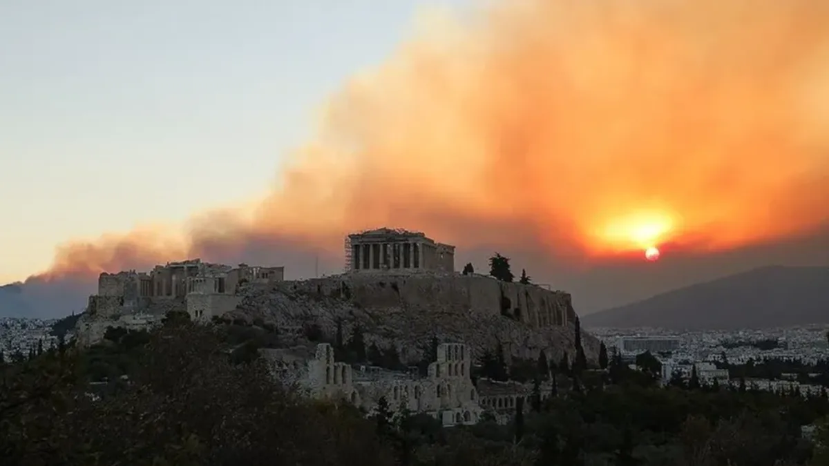 Atina’nın merkezinde makilik alanda yangın!