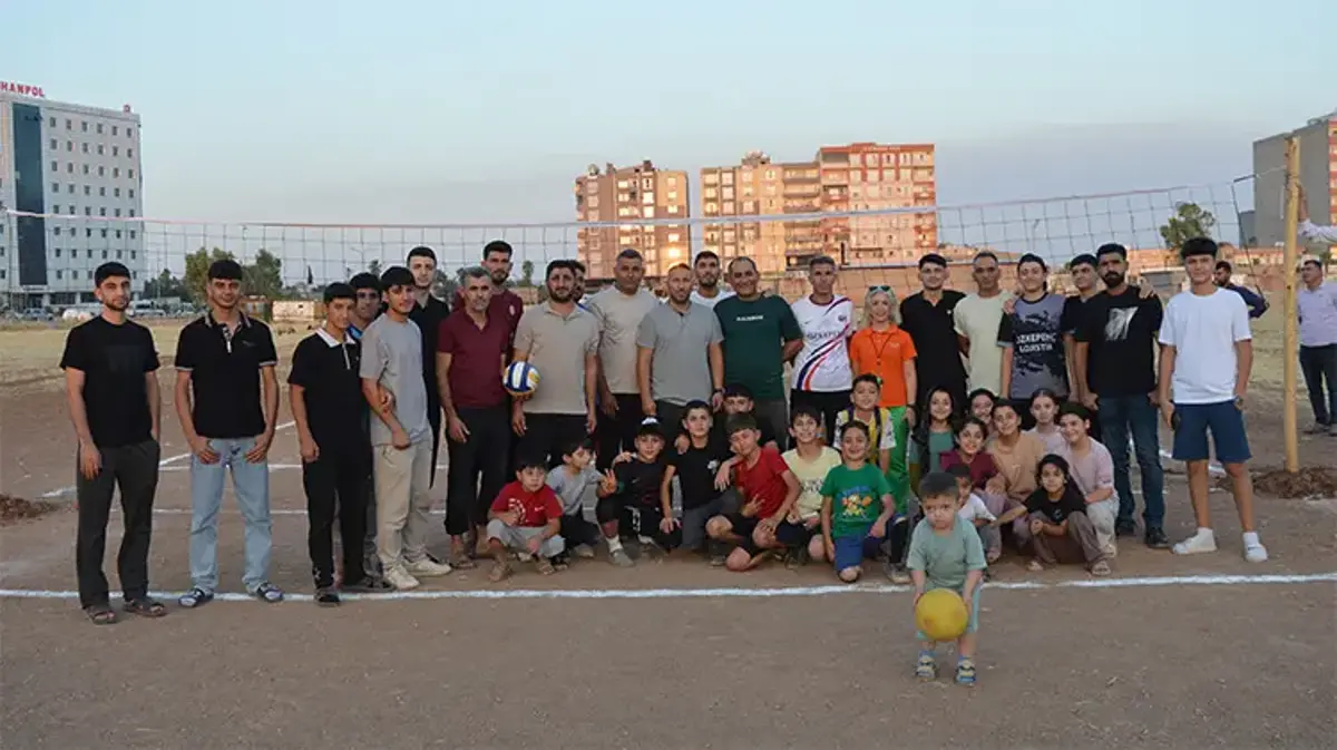 Kızıltepe'de köy işleri bitiyor, file kuruluyor: Toprak sahasında voleybol tutkusu...