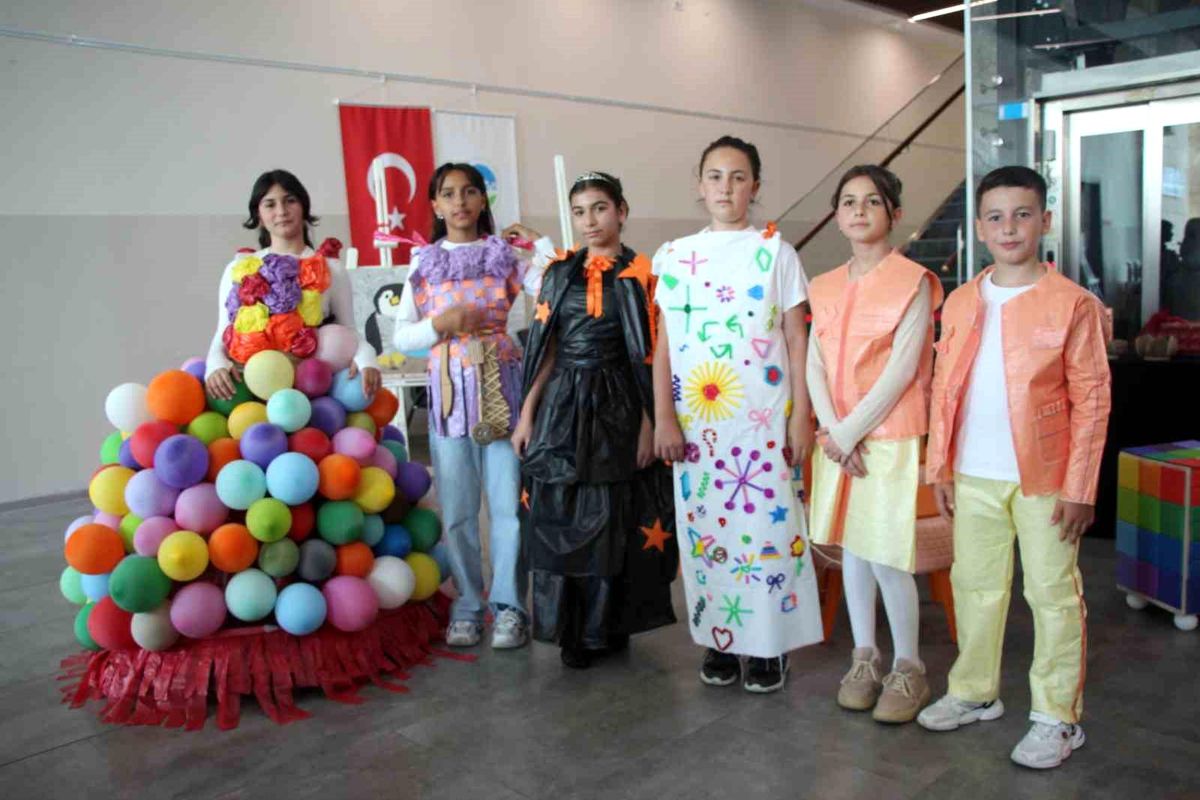 Minik öğrenciler, atıkları kıyafete ve sanat eserine dönüştürüp sergiledi