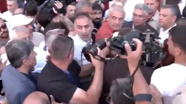Sivas Katliamı Anma Yürüyüşü’nde Özgür Özel'e tepki: Biz burada acımızı yaşıyoruz siz neyin peşindesiniz?