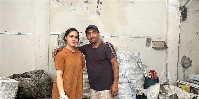 Sokaklardan kağıt toplayarak 3 çocuğunu okuttu: En büyük gururu kızının birinciliği