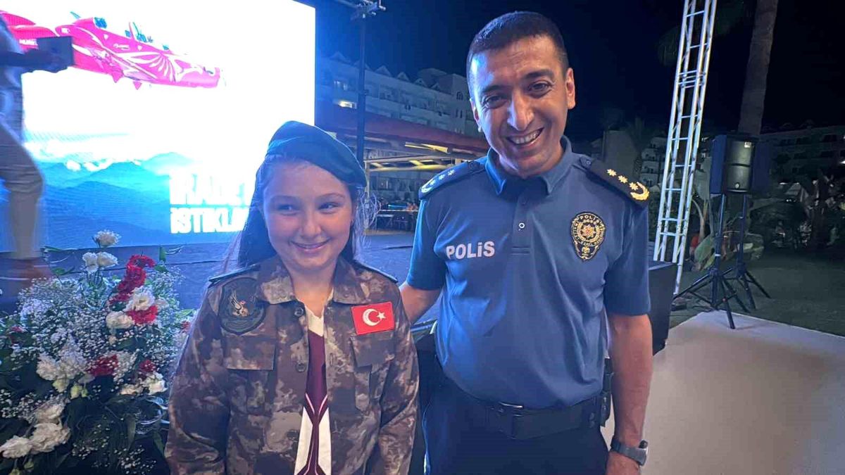 Şehit Gülşah Güler'in adını taşıyan yeğenine Polis Özel Harekat üniforması hediye edildi