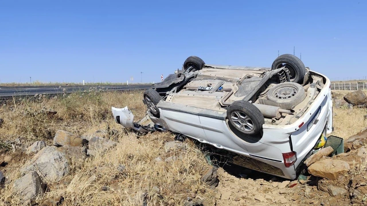 Şanlıurfa'da otomobil şarampole devrildi: 4 kişi yaralandı