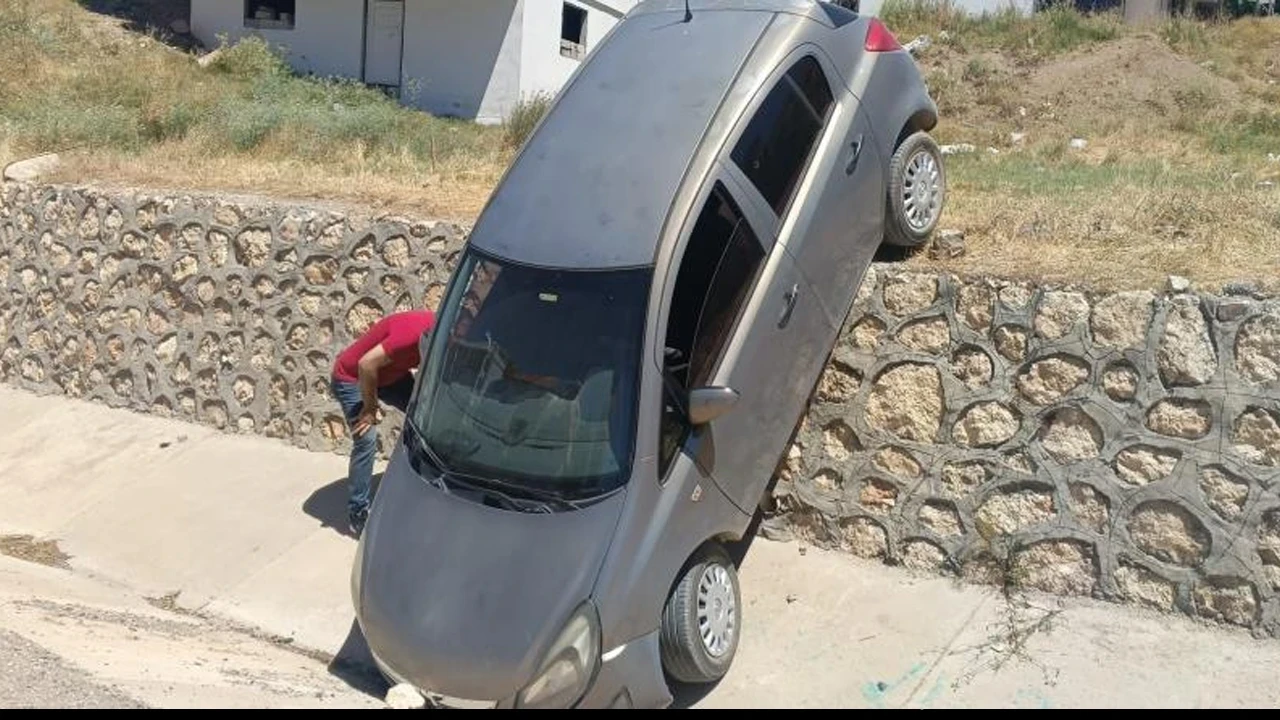 El freni unutulan otomobil istinat duvarından düştü: 2 yaralı