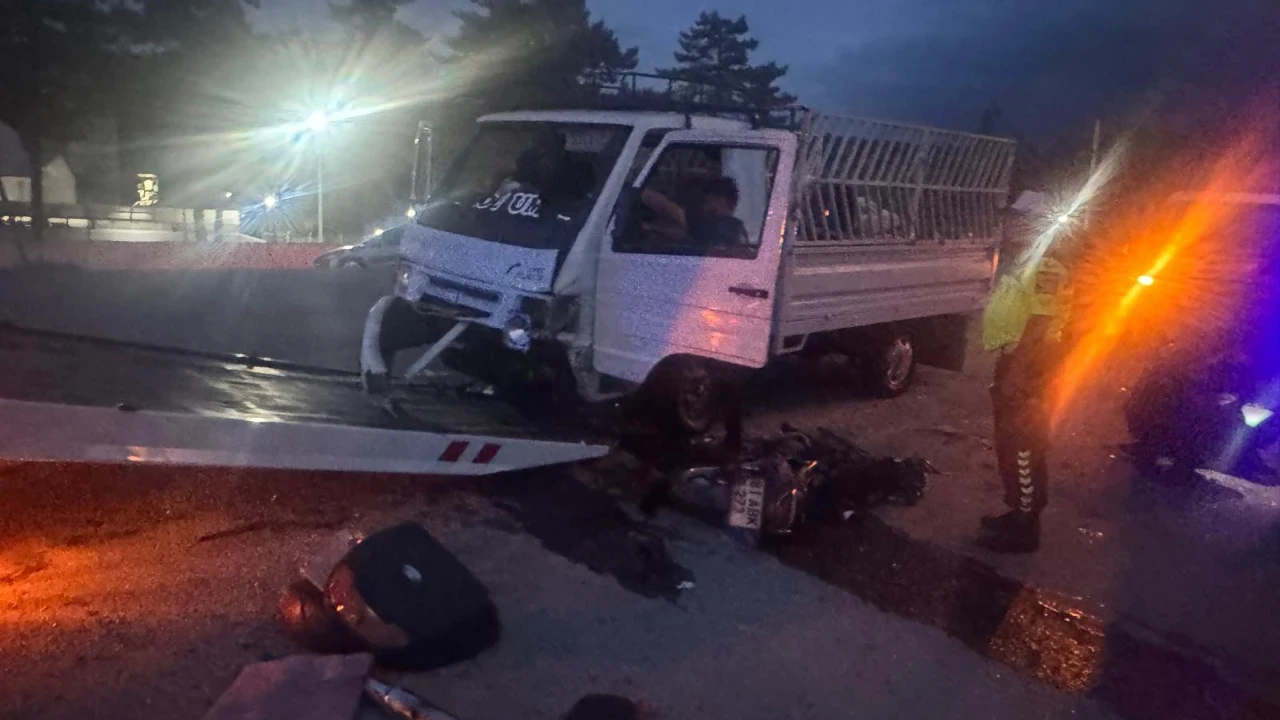 Kamyonet ile motosiklet kafa kafaya çarpıştı: 1 ölü