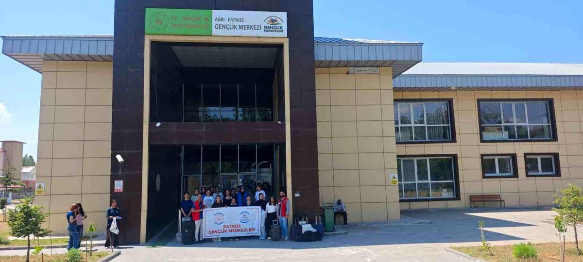 Patnos'tan 15 kız öğrenci "Bir Destandır Çanakkale" programına katıldı