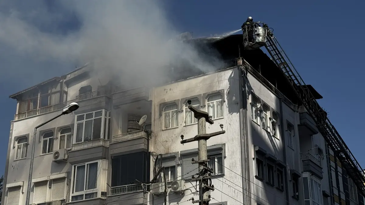 Apartmanın teras katında yangın: Mahsur kalanlar tahliye edildi