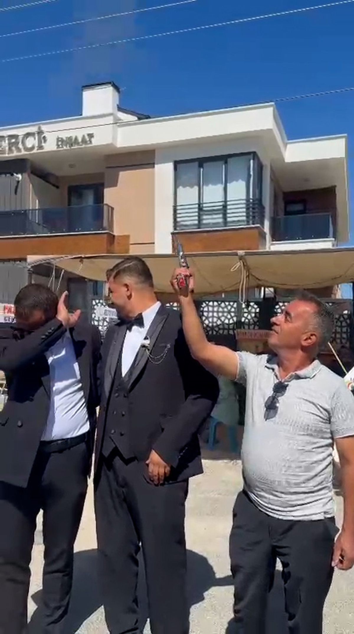 Muhtar, düğünde havaya ateş açmak isterken davetliyi yaraladı