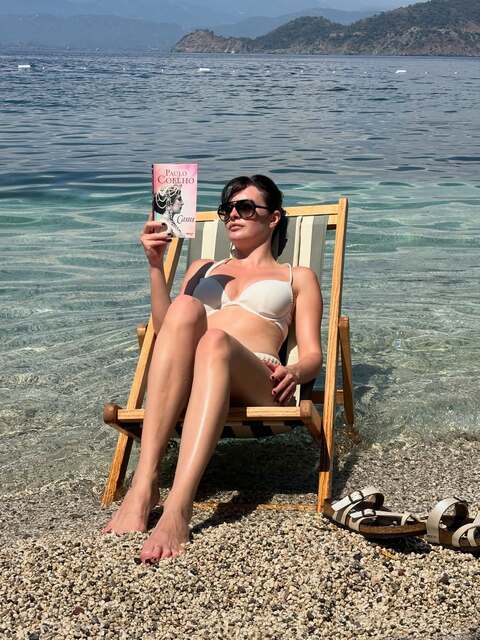 Melis Sezen'den kitaplı tatil pozları