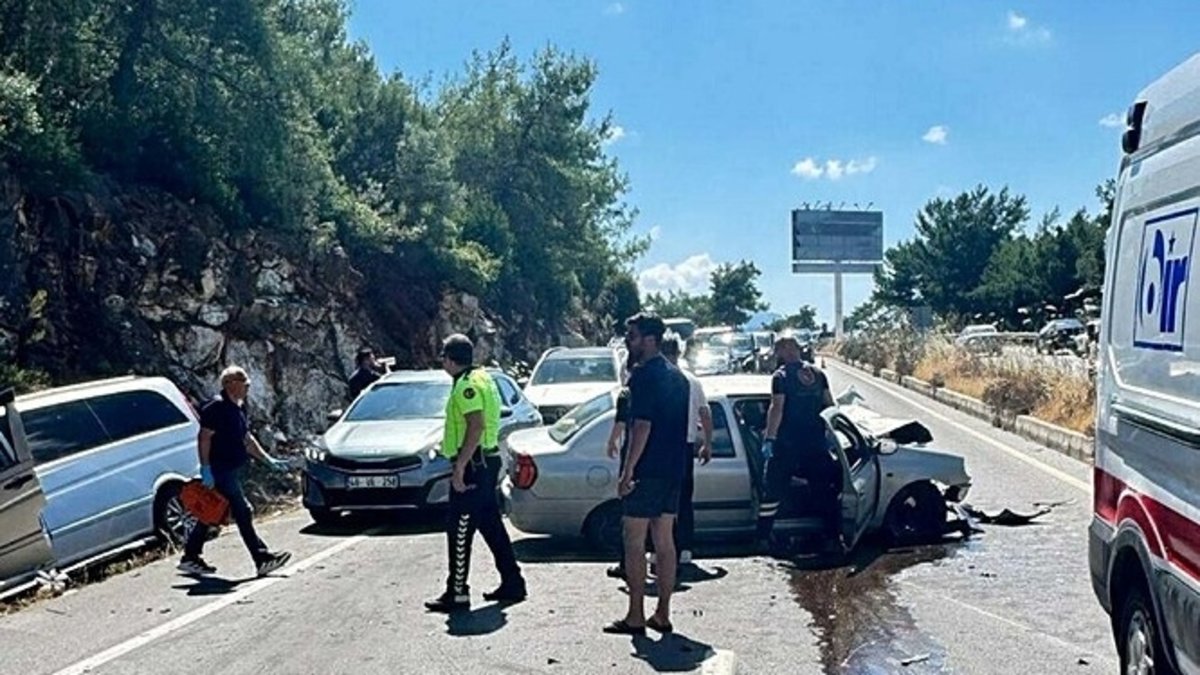 Muğla Bodrum'da feci kaza! Otomobil ile minibüs çarpıştı