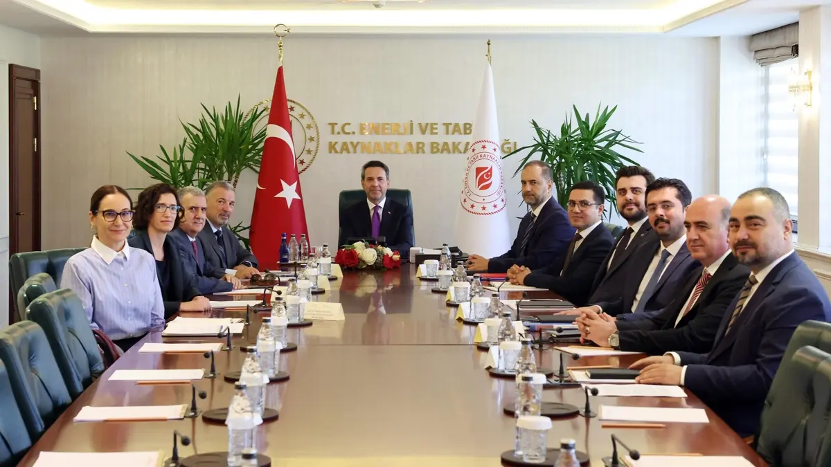 Ayağın tozuyla Türkiye'ye geldi... Bakan Bayraktar: Enerji yatırımlarına yönelik adımları değerlendirdik