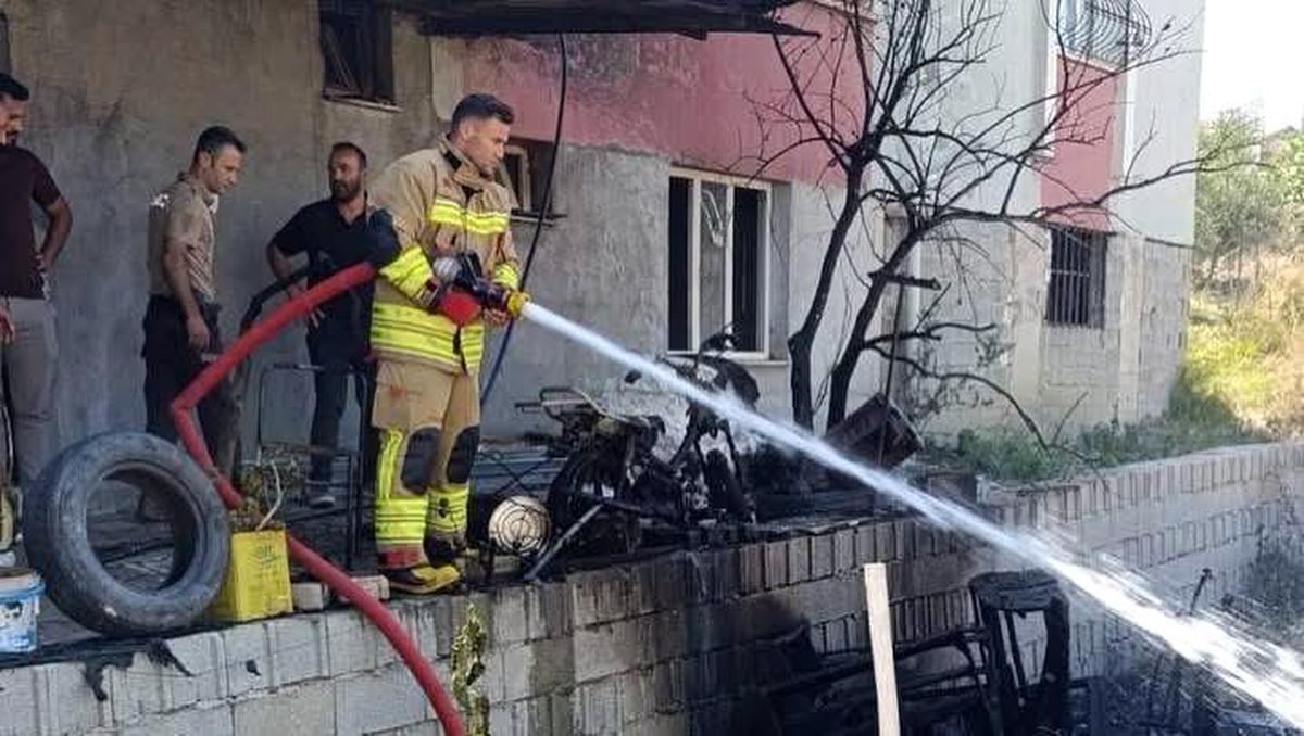 Antakya'da yaşanan yangında motosiklet kullanılmaz hale geldi