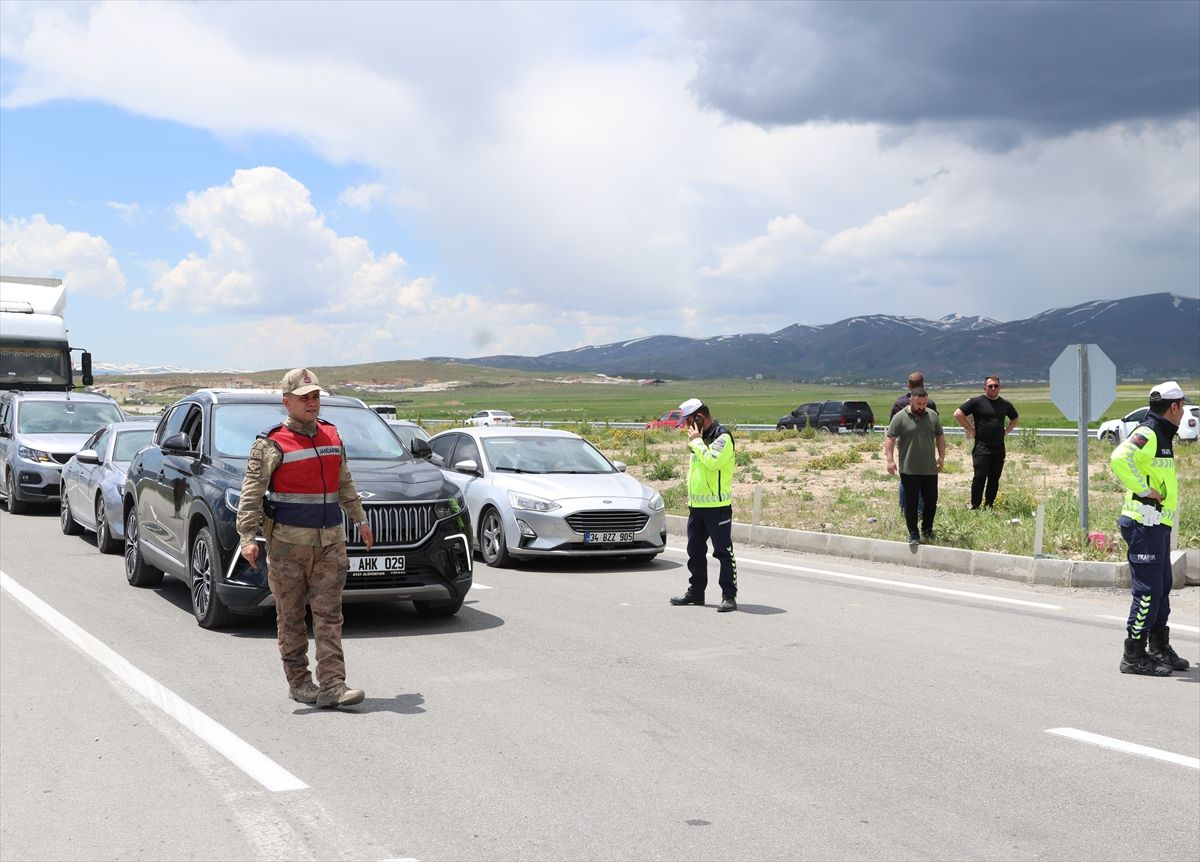 Van'da çarpışan pikap ile hafif ticari araçtaki 4 kişi öldü, 4 kişi yaralandı