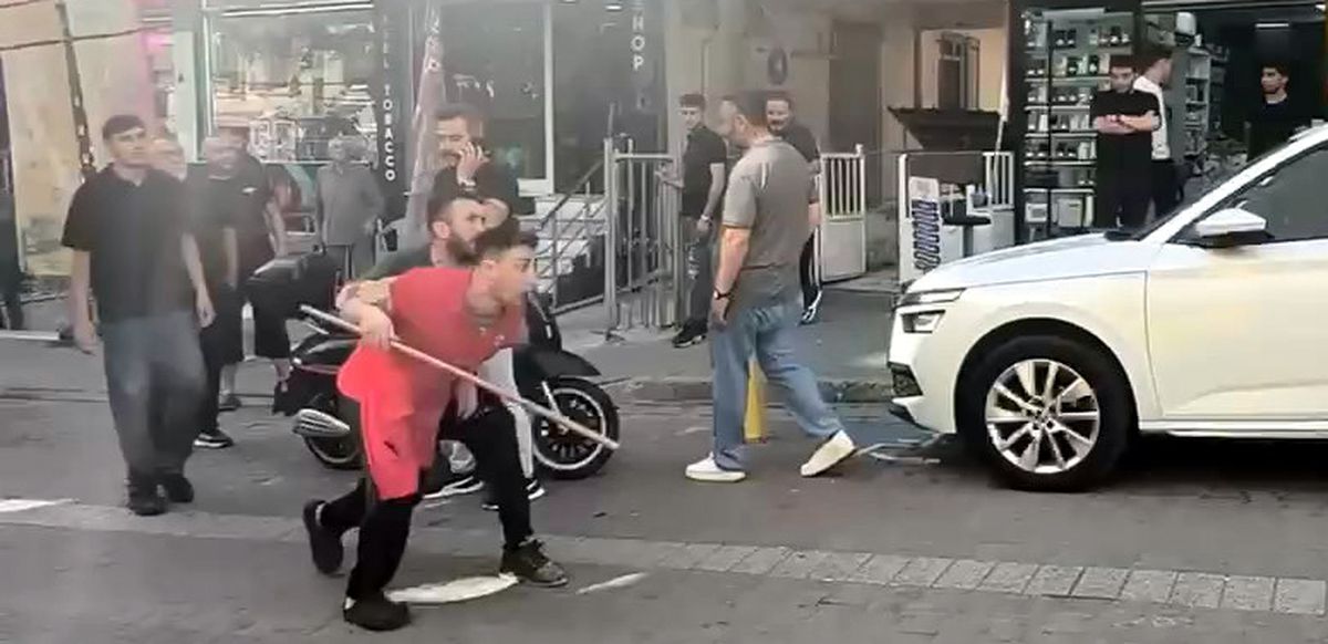 Avcılar'da tekmeli yumruklu sokak kavgası kamerada