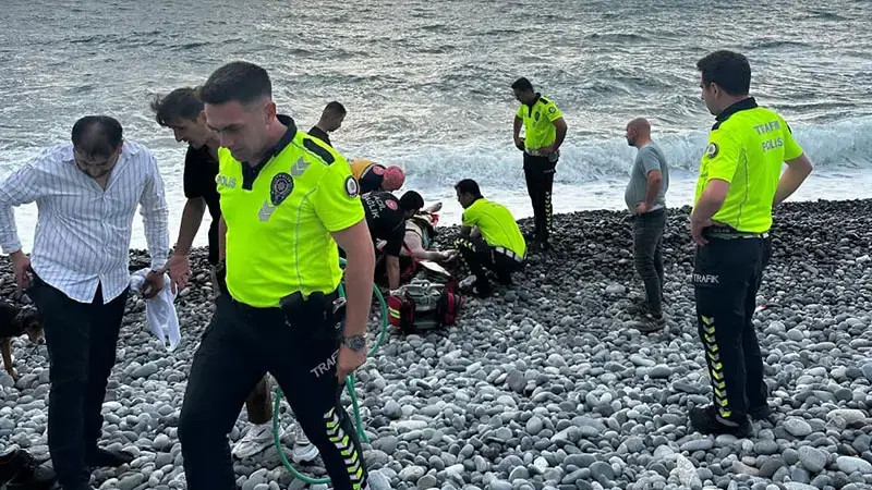 Boğulma tehlikesi geçiren asteğmen, polislerin yardımıyla kurtarıldı