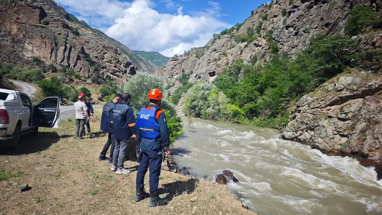 Artvin'de Şavşat Deresi'nde kaybolan baba-oğlu arama çalışmaları sürüyor