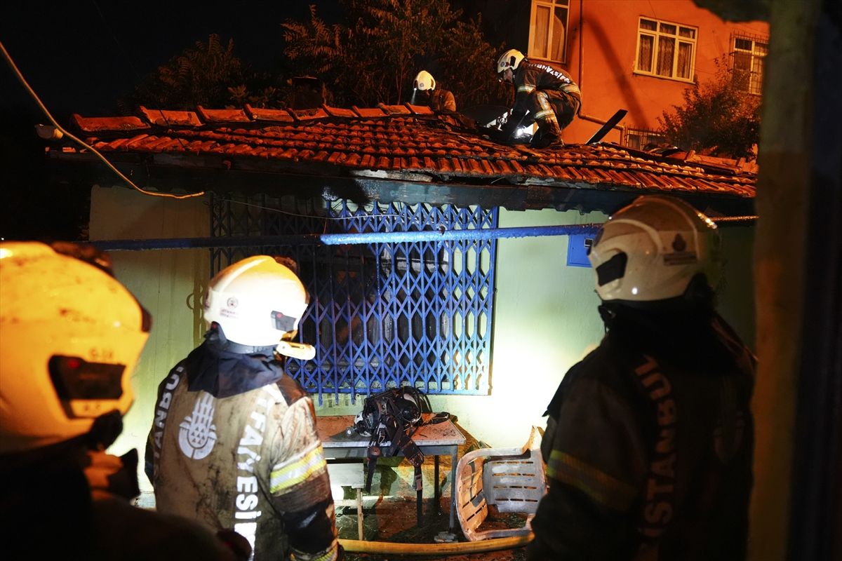 Gaziosmanpaşa'da 3 gecekondu yandı