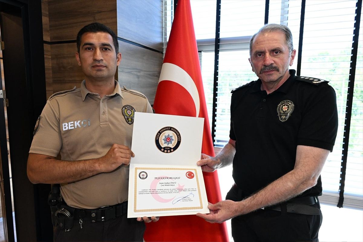 Uşak'ta yağış sırasında görme engelliye yardım eden bekçiye teşekkür belgesi