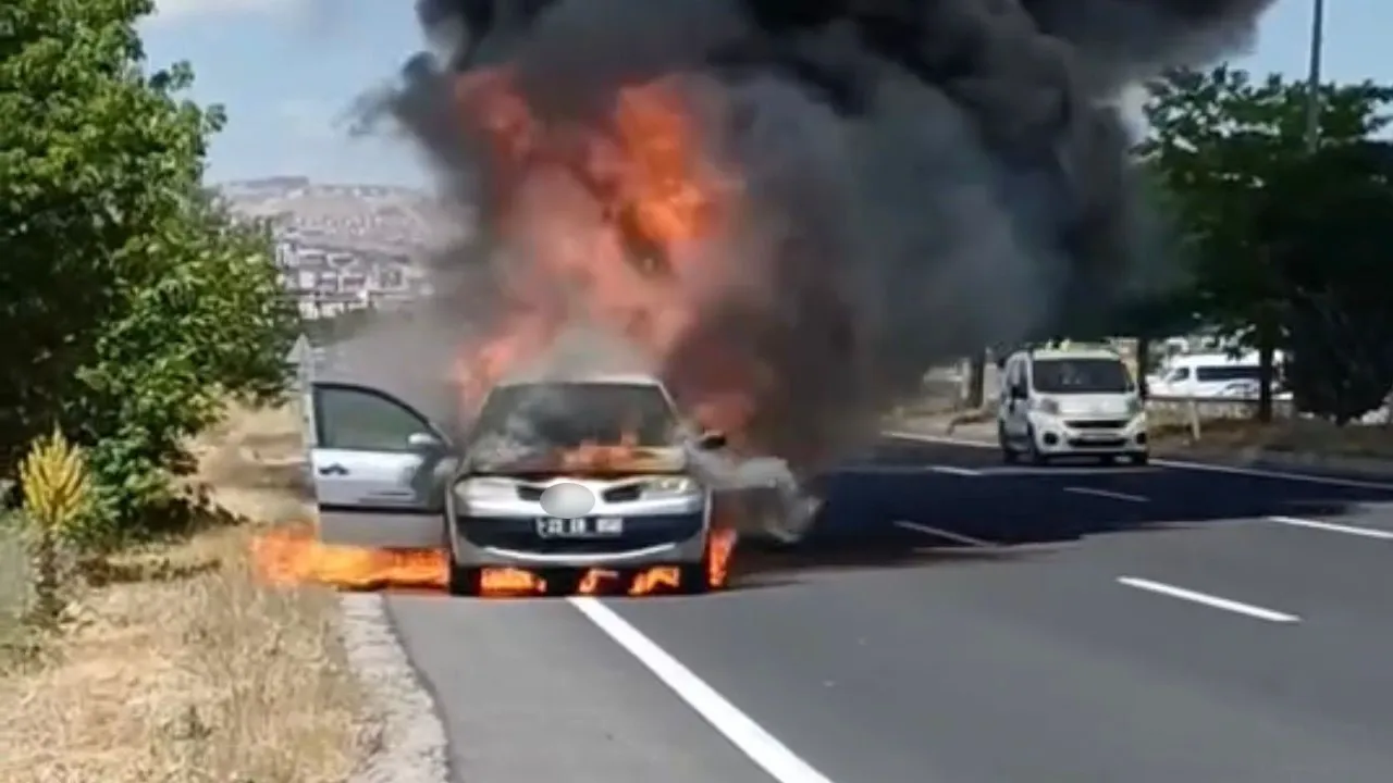Elazığ'da otomobil alev alev yandı! Dumanların kapladığı araç hurdaya döndü