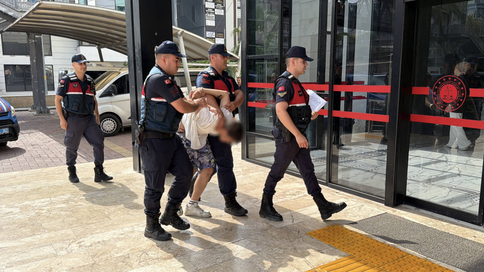Antalya'da içerisinde çocuk bulunan otomobili çalan şüpheli tutuklandı