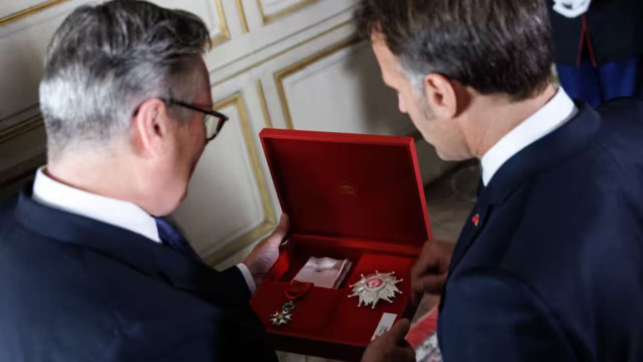 Macron Ukrayna ittifakına öncülük eden İngiltere Başbakanı Starmer'ı onurlandırdı