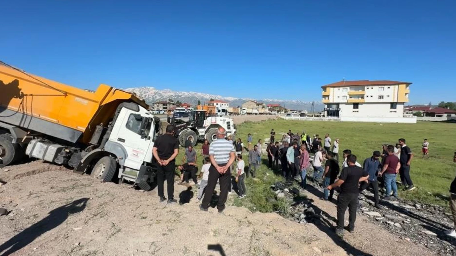 Hakkari'de yolcu minibüsü, kamyonla çarpıştı: Ölüler ve yaralılar var