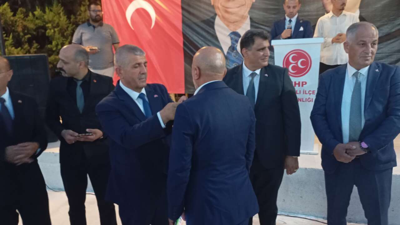 MHP'ye katılımlar devam ediyor: Torbalı'da 350 kişiye rozet takıldı