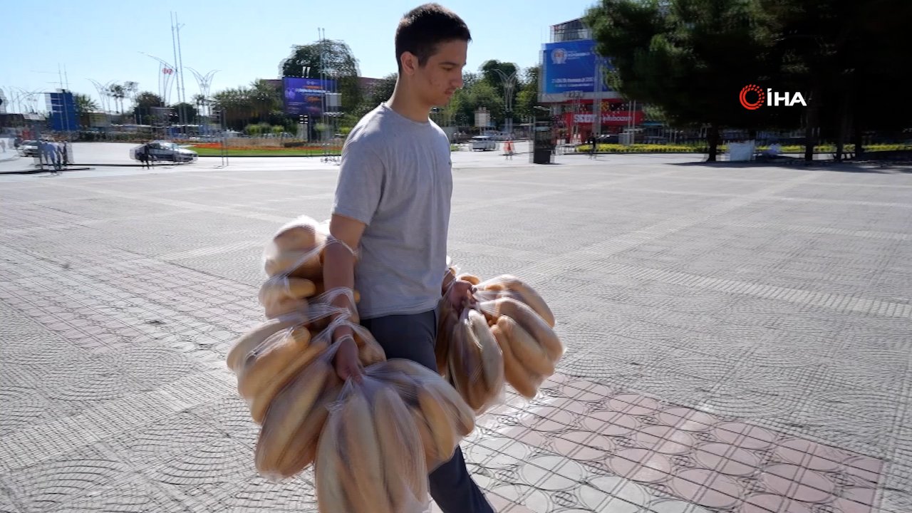 Görenler gözlerine inanamıyor! Tek seferde 100 ekmek taşıyan garson kamerada